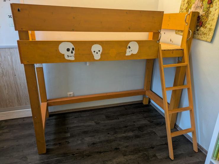 Selbstgebautes Hochbett mit Matratze 