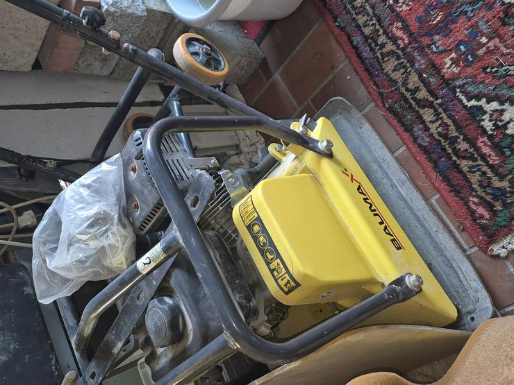 Neuwertige Rüttelplatte 102 kg von baumax