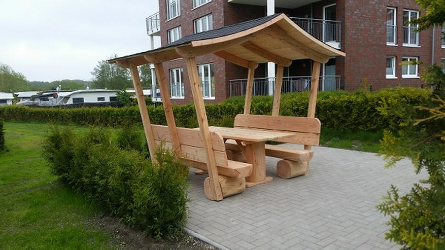 Bild 2: Gartenlaube. Holzpavillon. Überdachte Sitzgarnitur. Sitzmöbel.