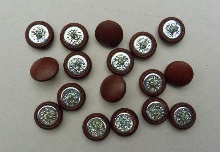 17 braune Lederknöpfe Schafstil