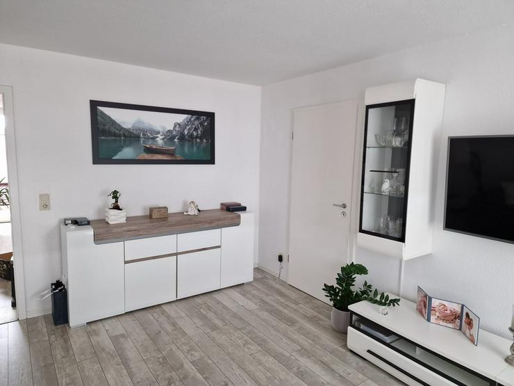 Neuwertige, weiß hochglänzende Kommode mit indirekter Beleuchtung – auf Anfrage