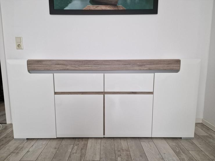 Bild 2: Neuwertige, weiß hochglänzende Kommode mit indirekter Beleuchtung – auf Anfrage