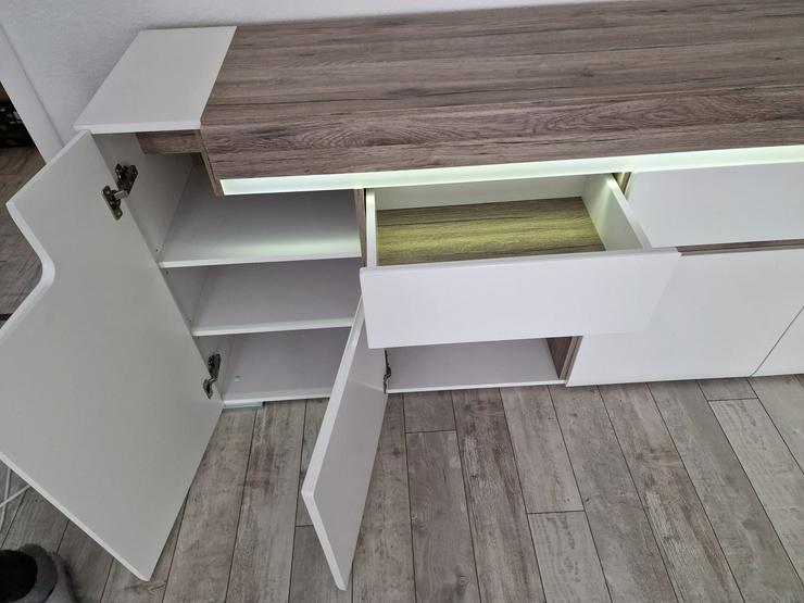 Bild 5: Neuwertige, weiß hochglänzende Kommode mit indirekter Beleuchtung – auf Anfrage