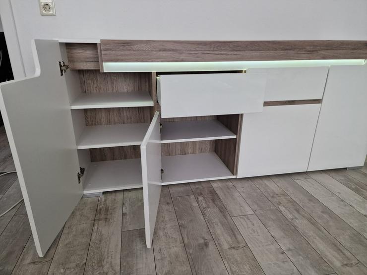 Bild 4: Neuwertige, weiß hochglänzende Kommode mit indirekter Beleuchtung – auf Anfrage