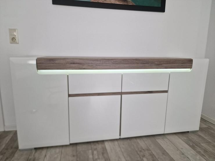 Bild 3: Neuwertige, weiß hochglänzende Kommode mit indirekter Beleuchtung – auf Anfrage