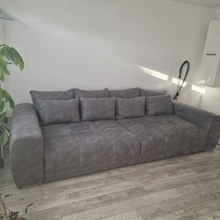 Bild 2: Neuwertiges, hellgraues weiches großes Velourledersofa – auf Anfrage