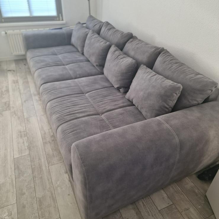 Bild 3: Neuwertiges, hellgraues weiches großes Velourledersofa – auf Anfrage