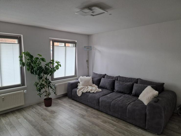 Neuwertiges, hellgraues weiches großes Velourledersofa – auf Anfrage