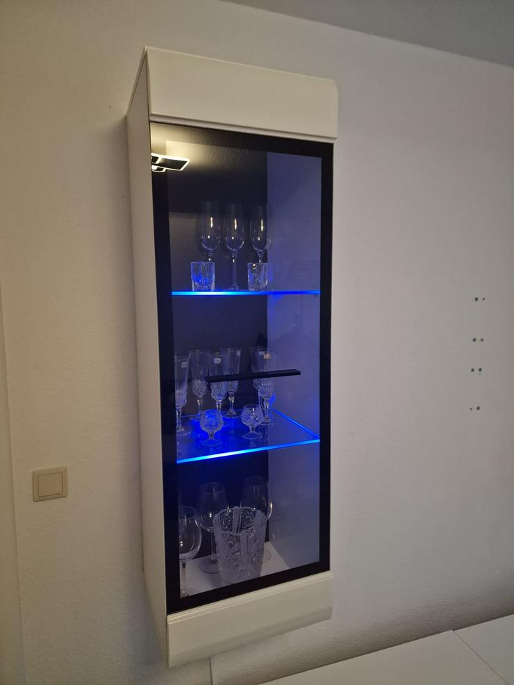 Bild 4: Neuwertige, weiß hochglänzende Sideboard mit Glasvitrine und blauer Innenbeleuchtung