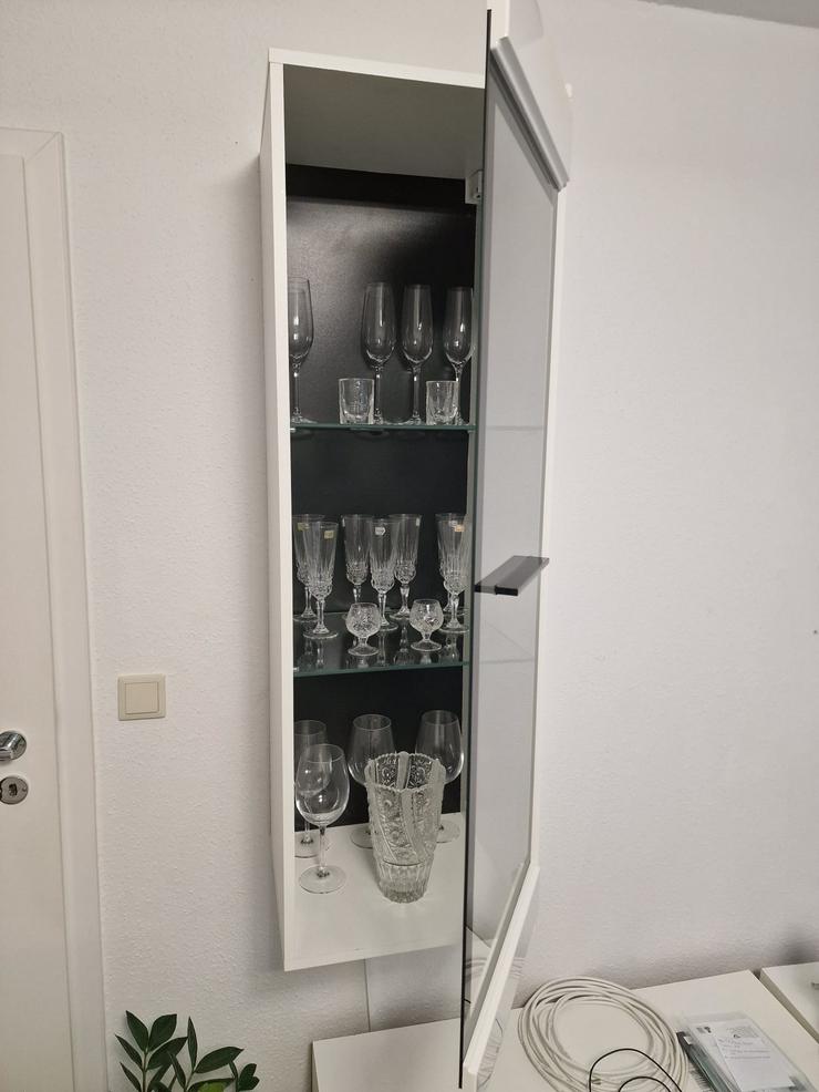 Bild 5: Neuwertige, weiß hochglänzende Sideboard mit Glasvitrine und blauer Innenbeleuchtung