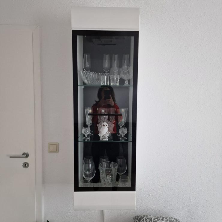 Bild 3: Neuwertige, weiß hochglänzende Sideboard mit Glasvitrine und blauer Innenbeleuchtung
