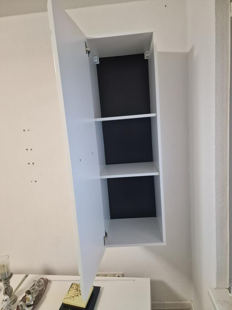 Bild 7: Neuwertige, weiß hochglänzende Sideboard mit Glasvitrine und blauer Innenbeleuchtung