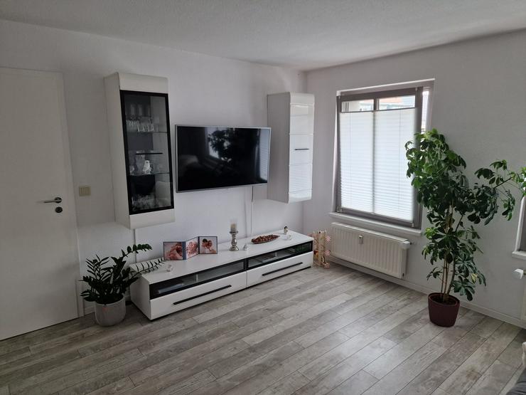 Neuwertige, weiß hochglänzende Sideboard mit Glasvitrine und blauer Innenbeleuchtung