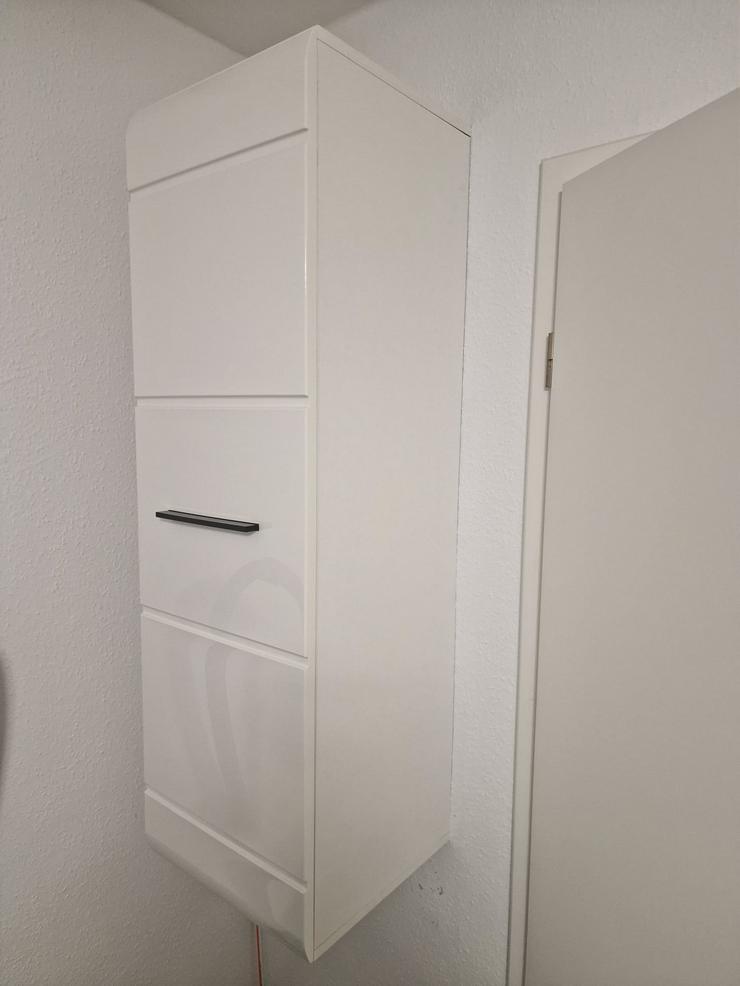 Bild 8: Neuwertige, weiß hochglänzende Sideboard mit Glasvitrine und blauer Innenbeleuchtung