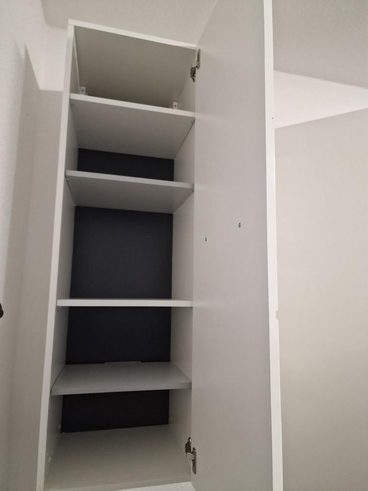 Bild 9: Neuwertige, weiß hochglänzende Sideboard mit Glasvitrine und blauer Innenbeleuchtung