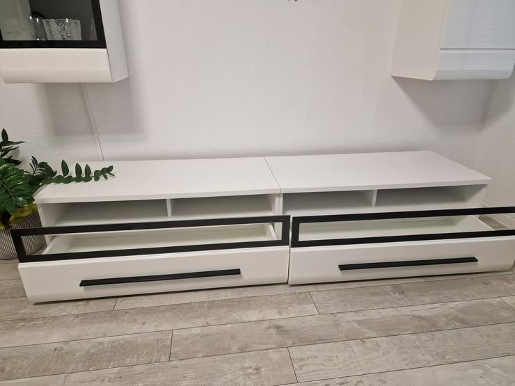 Bild 2: Neuwertige, weiß hochglänzende Sideboard mit Glasvitrine und blauer Innenbeleuchtung