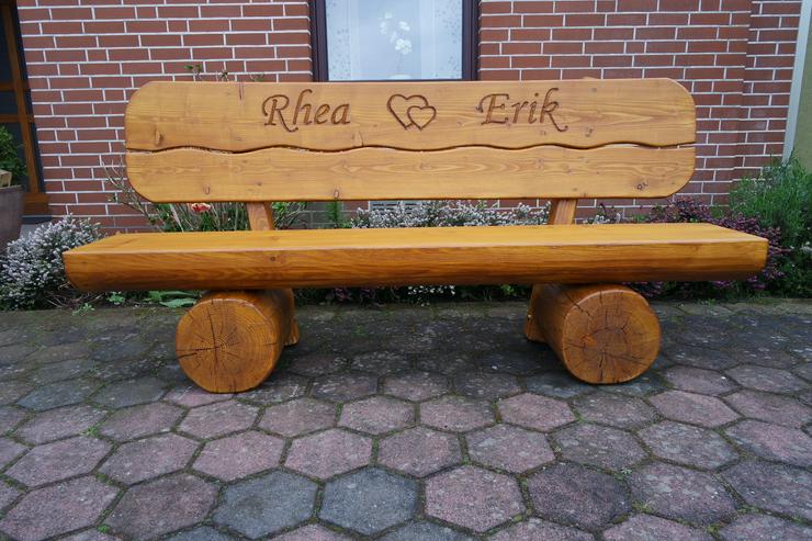 Bild 7: Gartenbank mit Gravur. Hochzeitsgeschenk. Baumstammbank.