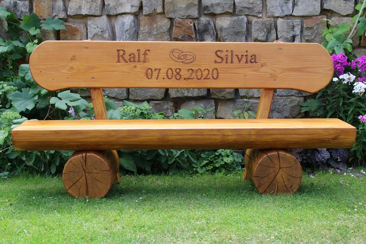 Bild 2: Gartenbank mit Gravur. Hochzeitsgeschenk. Baumstammbank.