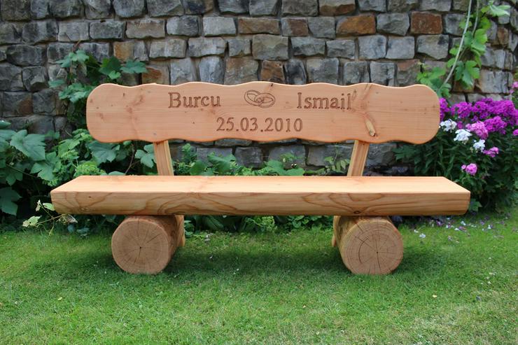 Bild 3: Gartenbank mit Gravur. Hochzeitsgeschenk. Baumstammbank.