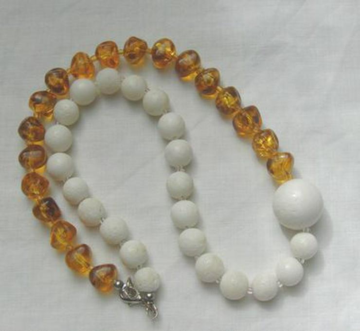 Bild 2: Edelsteinkette, weisse Koralle mit braunen Bernstein