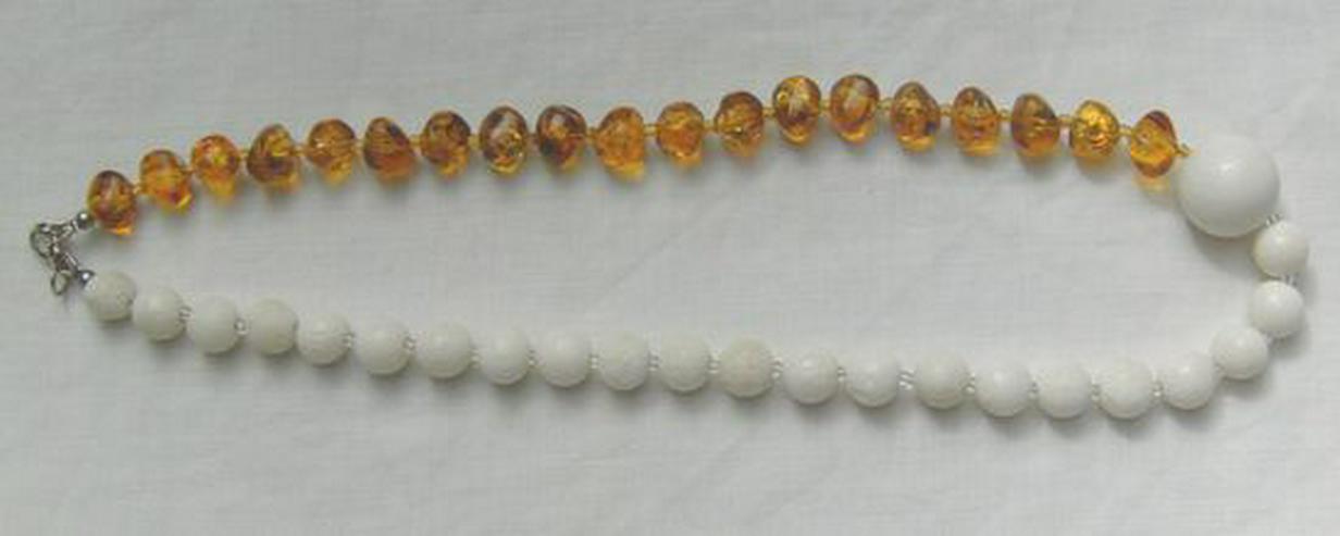Bild 4: Edelsteinkette, weisse Koralle mit braunen Bernstein