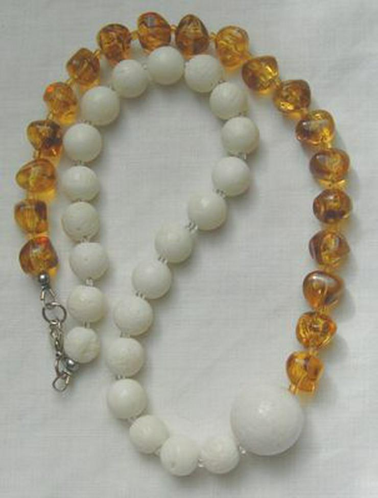Bild 3: Edelsteinkette, weisse Koralle mit braunen Bernstein