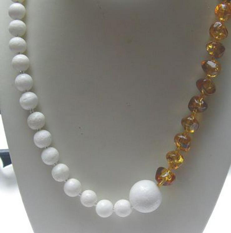 Edelsteinkette, weisse Koralle mit braunen Bernstein