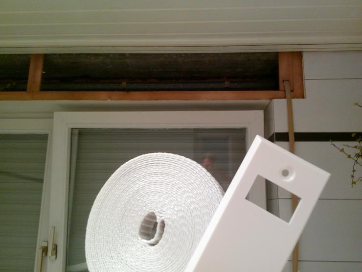 Bild 7: Möbelmonteur hift beim Einrichten