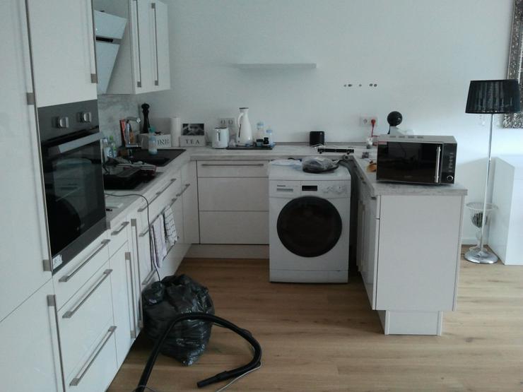 Bild 6: Möbelmonteur hift beim Einrichten