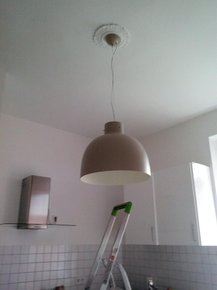 Bild 2: Möbelmonteur hift beim Einrichten