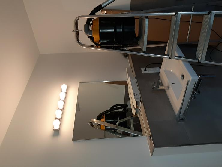 Bild 3: Möbelmonteur hift beim Einrichten