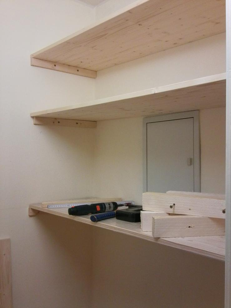 Bild 5: Möbelmonteur hift beim Einrichten