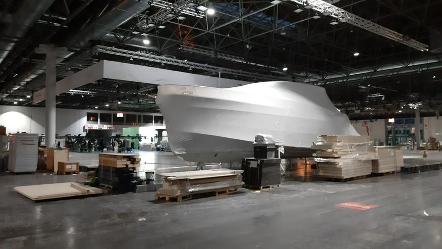 Bild 3: Messestandmonteur hilft in Düsseldorf