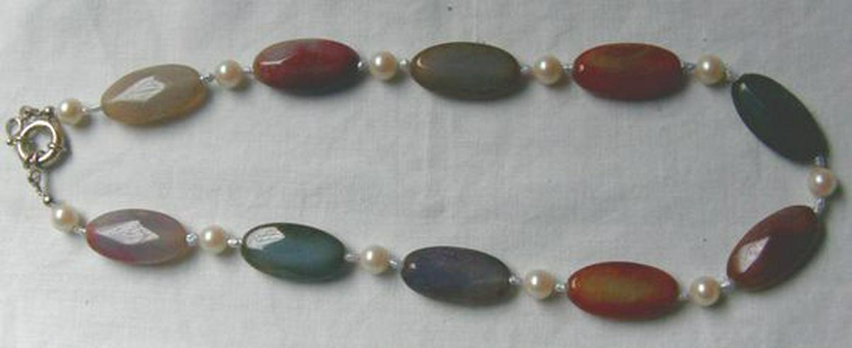 Bild 2: Regenbogenachatkette garniert mit Perlen