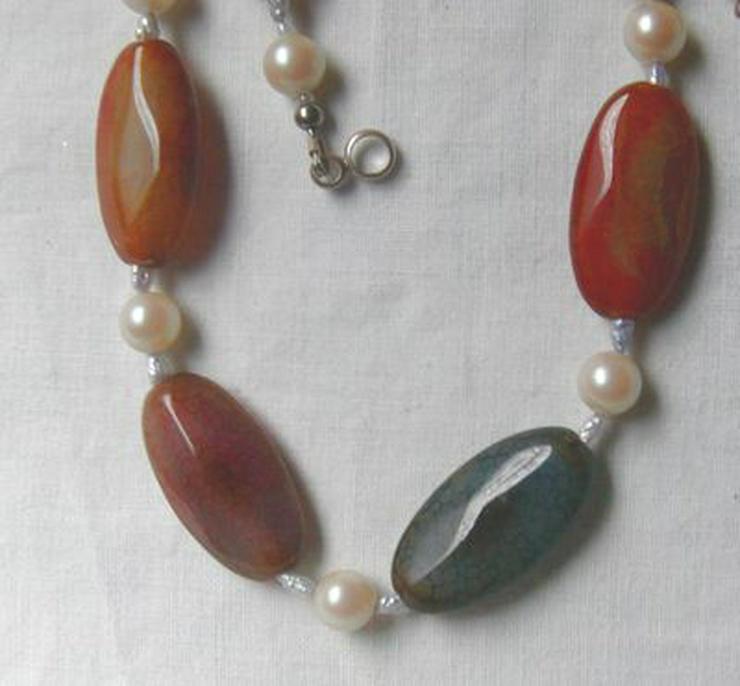 Bild 4: Regenbogenachatkette garniert mit Perlen