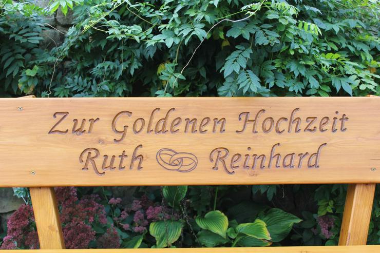Bild 5: Omas und Opas Geschenk. Gartenbank mit Gravur. Jubiläumsgeschenk.