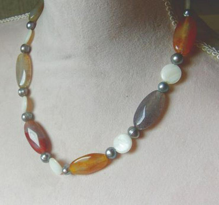 Bild 2: Edelsteinkette mit Achaten, Perlen und Perlmutt