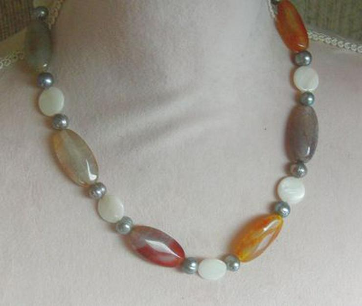 Edelsteinkette mit Achaten, Perlen und Perlmutt