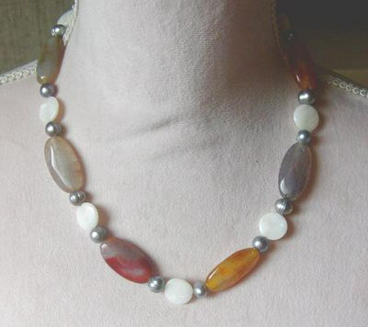 Bild 3: Edelsteinkette mit Achaten, Perlen und Perlmutt