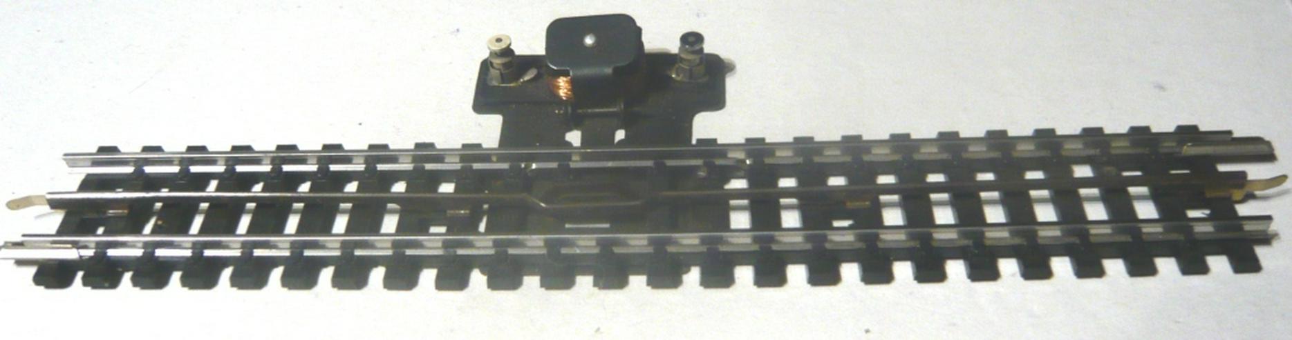 Bild 2: Trix Express elektr. Entkupplungsgleis mit Kunststoffschwellen