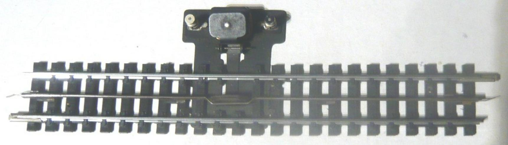 Bild 3: Trix Express elektr. Entkupplungsgleis mit Kunststoffschwellen