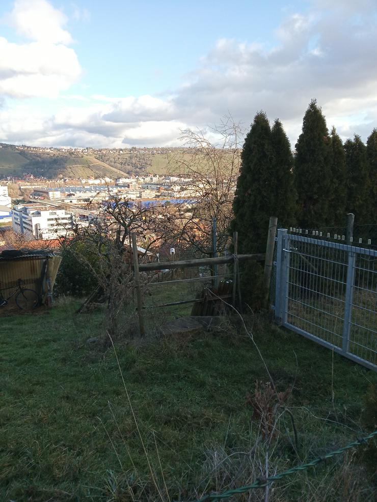 Bild 13: Häuschen mit überdachter Terrassen und offener Aussichtsterasse ist vorhanden. Es ist eingezäunt, der Zaun ist genehmigt. Parkplätze sind vorhanden. Es ist mit ca 30 - 40 Stunden Arbeit pro Woche zu rechnen.