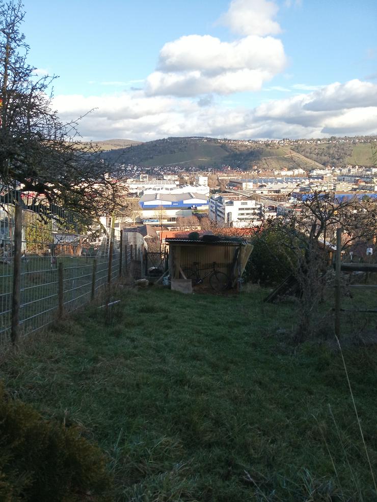 Bild 15: Häuschen mit überdachter Terrassen und offener Aussichtsterasse ist vorhanden. Es ist eingezäunt, der Zaun ist genehmigt. Parkplätze sind vorhanden. Es ist mit ca 30 - 40 Stunden Arbeit pro Woche zu rechnen.