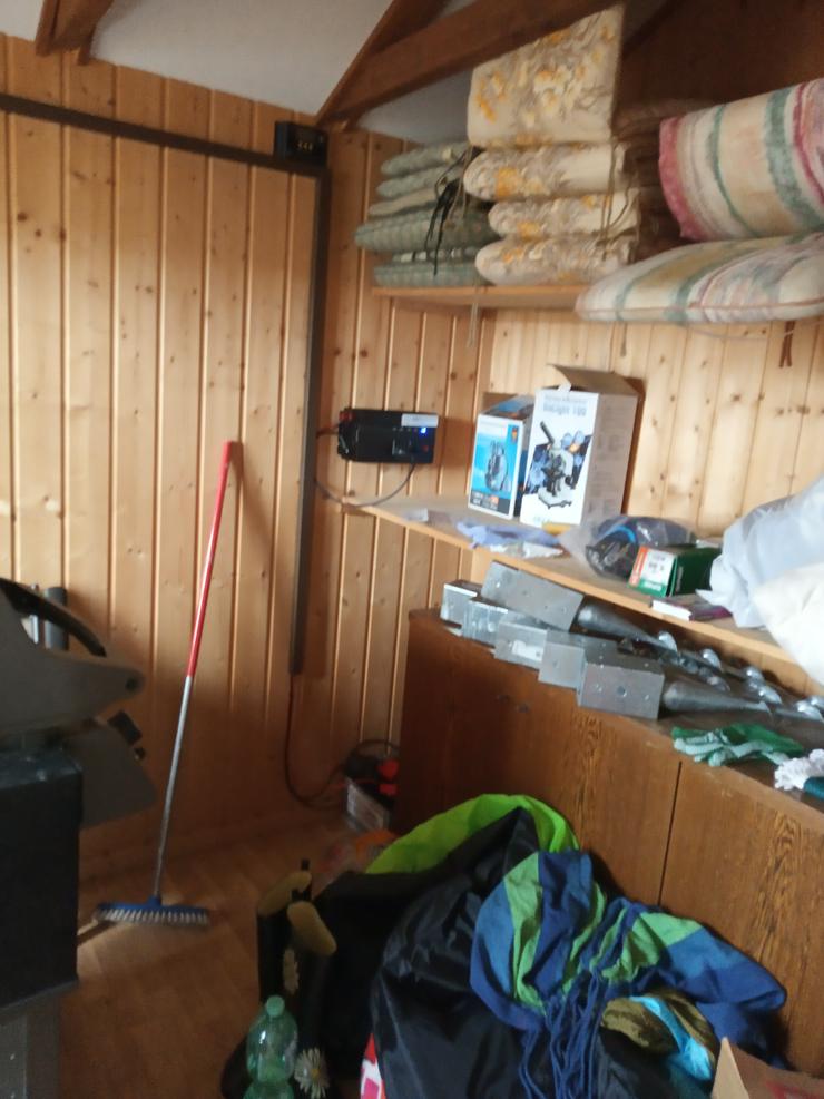 Bild 8: Häuschen mit überdachter Terrassen und offener Aussichtsterasse ist vorhanden. Es ist eingezäunt, der Zaun ist genehmigt. Parkplätze sind vorhanden. Es ist mit ca 30 - 40 Stunden Arbeit pro Woche zu rechnen.