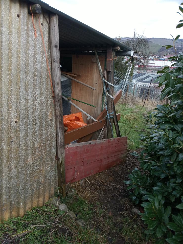 Bild 3: Häuschen mit überdachter Terrassen und offener Aussichtsterasse ist vorhanden. Es ist eingezäunt, der Zaun ist genehmigt. Parkplätze sind vorhanden. Es ist mit ca 30 - 40 Stunden Arbeit pro Woche zu rechnen.