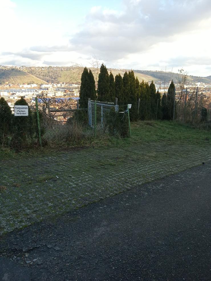 Bild 14: Häuschen mit überdachter Terrassen und offener Aussichtsterasse ist vorhanden. Es ist eingezäunt, der Zaun ist genehmigt. Parkplätze sind vorhanden. Es ist mit ca 30 - 40 Stunden Arbeit pro Woche zu rechnen.