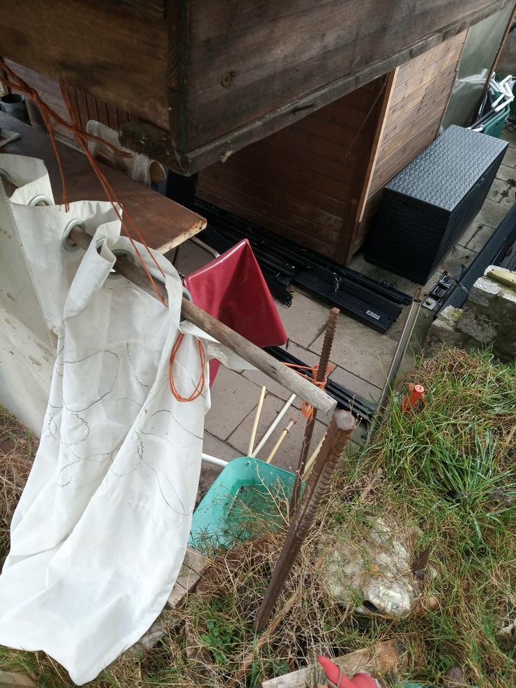 Bild 5: Häuschen mit überdachter Terrassen und offener Aussichtsterasse ist vorhanden. Es ist eingezäunt, der Zaun ist genehmigt. Parkplätze sind vorhanden. Es ist mit ca 30 - 40 Stunden Arbeit pro Woche zu rechnen.