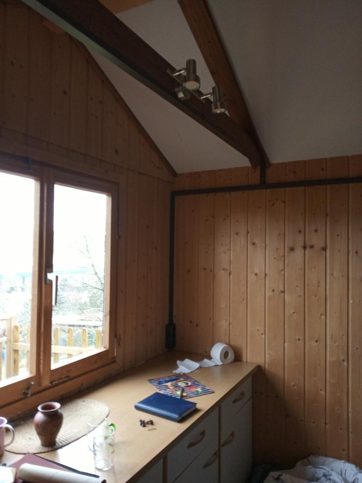 Bild 9: Häuschen mit überdachter Terrassen und offener Aussichtsterasse ist vorhanden. Es ist eingezäunt, der Zaun ist genehmigt. Parkplätze sind vorhanden. Es ist mit ca 30 - 40 Stunden Arbeit pro Woche zu rechnen.