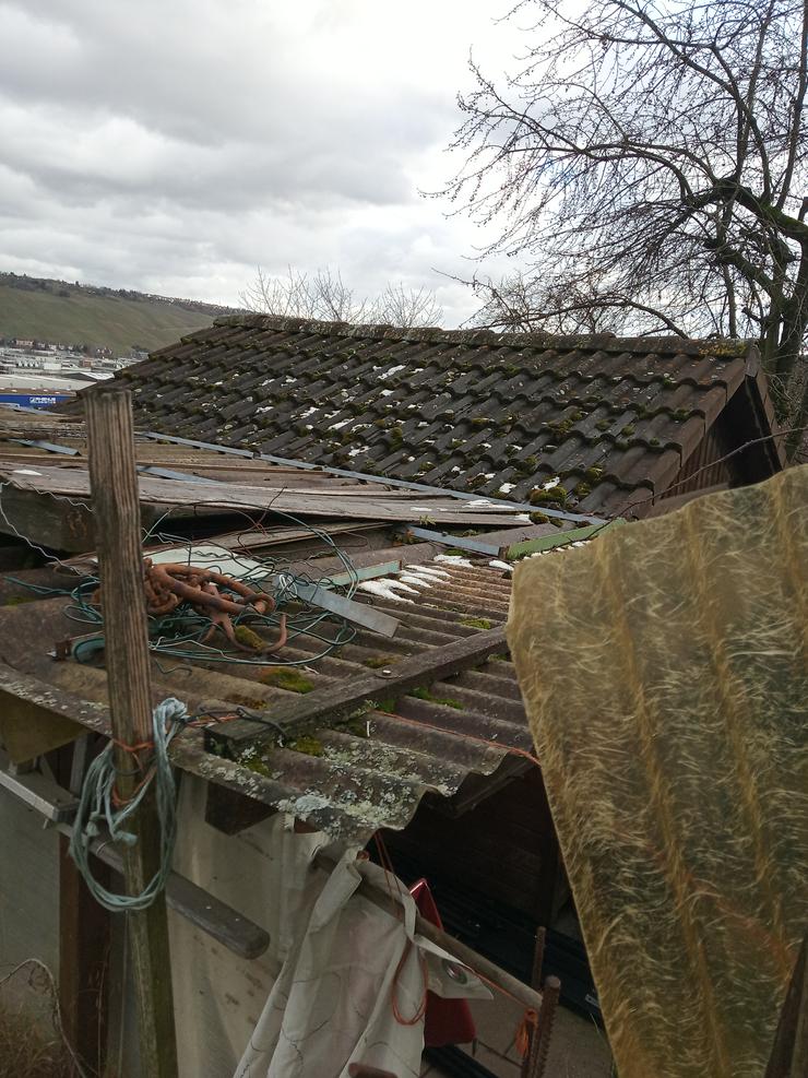 Bild 6: Häuschen mit überdachter Terrassen und offener Aussichtsterasse ist vorhanden. Es ist eingezäunt, der Zaun ist genehmigt. Parkplätze sind vorhanden. Es ist mit ca 30 - 40 Stunden Arbeit pro Woche zu rechnen.