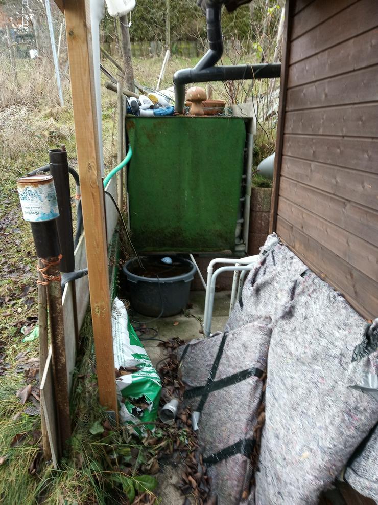 Bild 11: Häuschen mit überdachter Terrassen und offener Aussichtsterasse ist vorhanden. Es ist eingezäunt, der Zaun ist genehmigt. Parkplätze sind vorhanden. Es ist mit ca 30 - 40 Stunden Arbeit pro Woche zu rechnen.